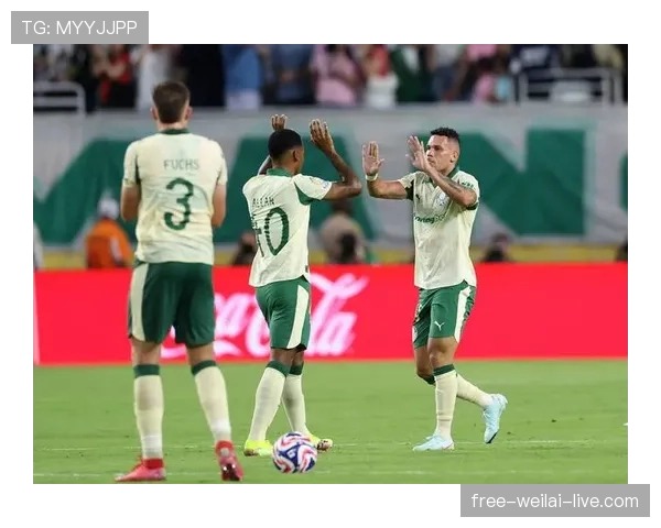 保利尼奥本赛季前插更频繁，如何通过中场接管撕破对手防线？