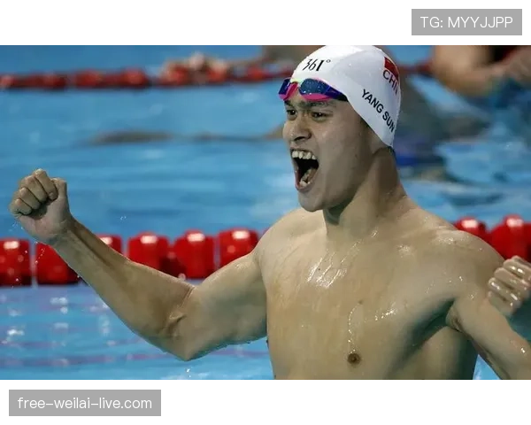 孙杨退赛那天场边居然穿得跟个电影明星，谁知道泳池里是哪种状态？
