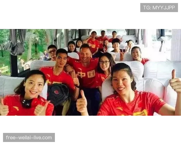 汪周雨赛后拎着泡面排队的样子，真不像台上那个精致人设