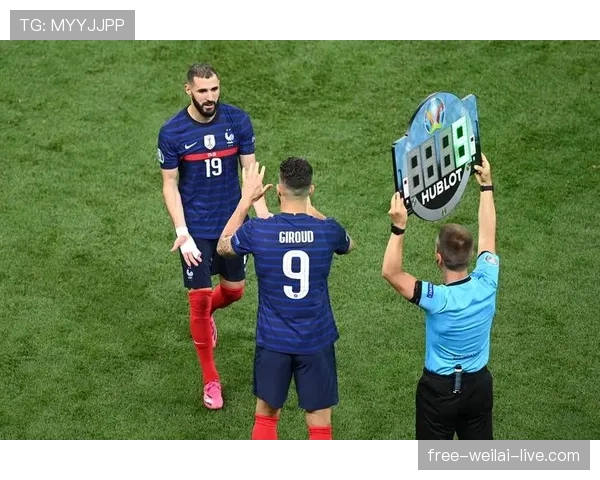 本泽马连续关键战回撤接应如何撕开防线并主导进攻